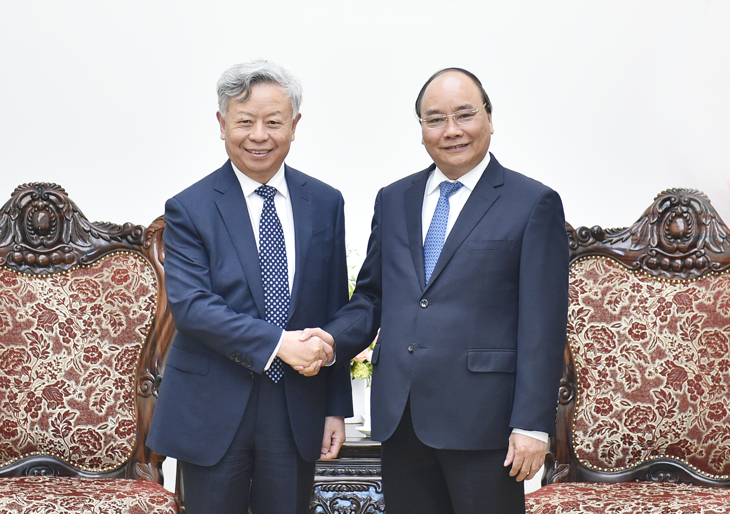  Thủ tướng Nguyễn Xuân Phúc và Chủ tịch AIIB Kim Lập Quần. Ảnh: VGP