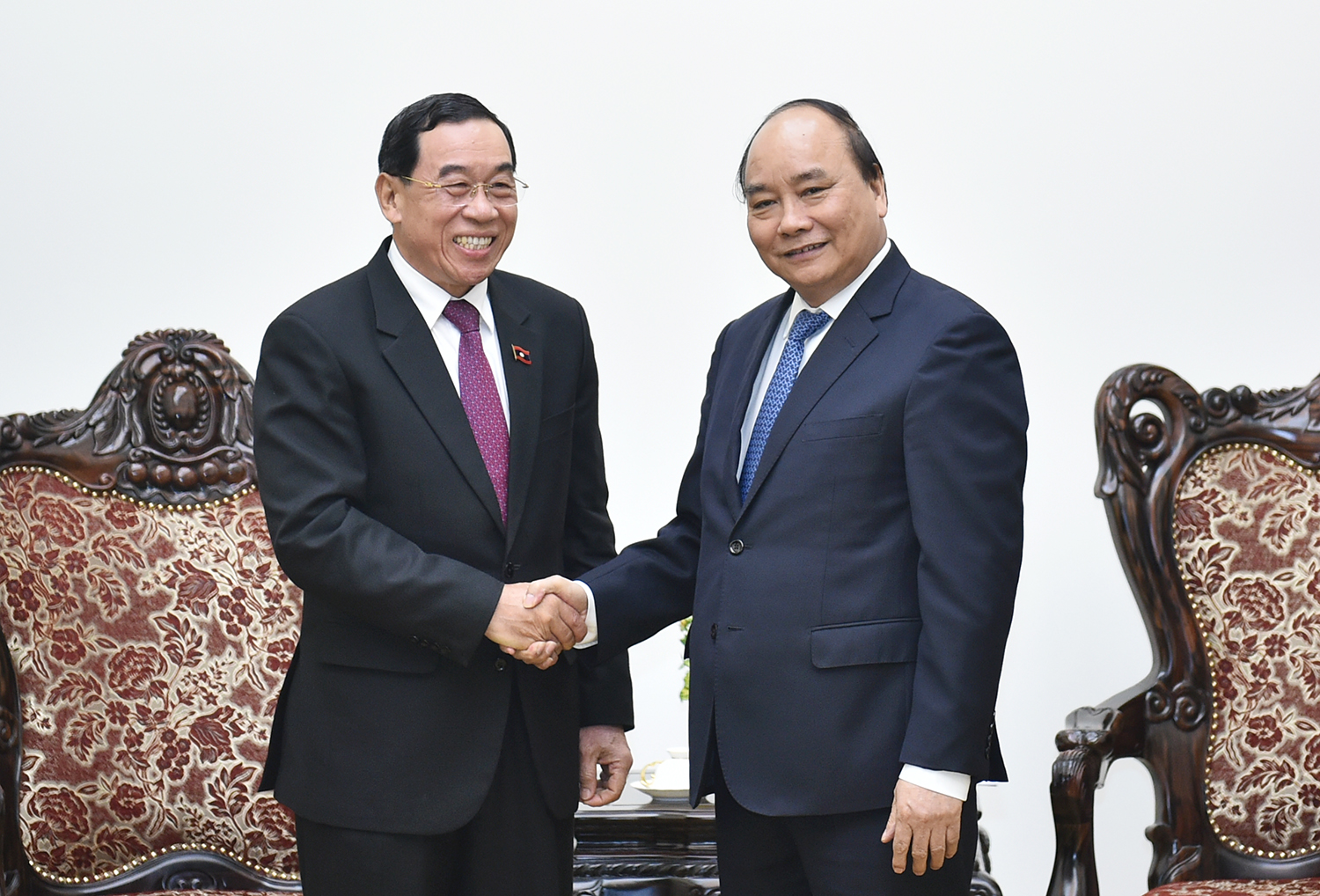  Thủ tướng Nguyễn Xuân Phúc tiếp Bộ trưởng Công chính và Vận tải Lào Bounchan Sinthavong. Ảnh: VGP