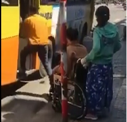  Phụ xe buýt từ chối cho người khuyết tật lên xe buýt. Ảnh cắt từ clip