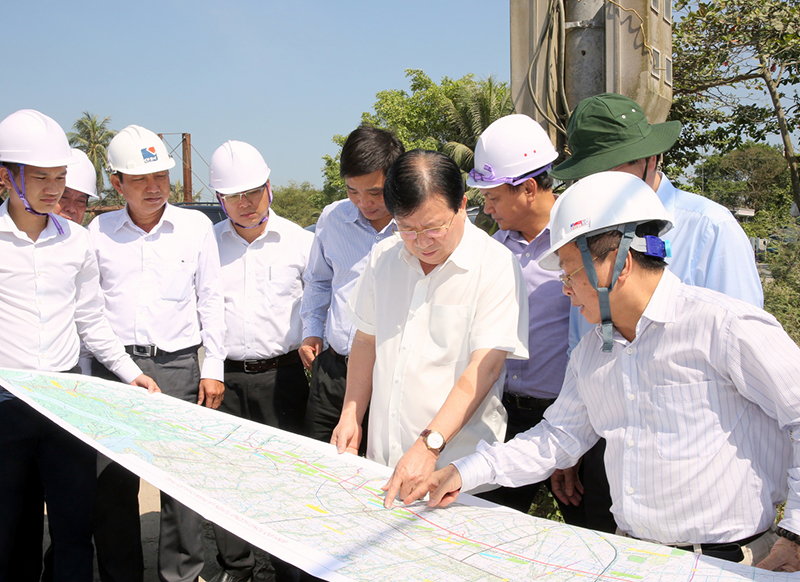 Phó Thủ tướng kiểm tra thực địa tuyến cao tốc Trung Lương - Mỹ Thuận - Cần Thơ. Ảnh: VGP