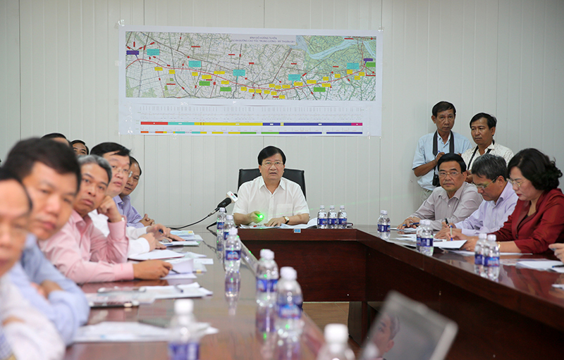  Phó Thủ tướng nhấn mạnh 4 yêu cầu tiên quyết đối với việc đầu tư xây dựng tuyến cao tốc Trung Lương - Mỹ Thuận - Cần Thơ là: Tiến độ, an toàn, chất lượng và hiệu quả. Ảnh: VGP