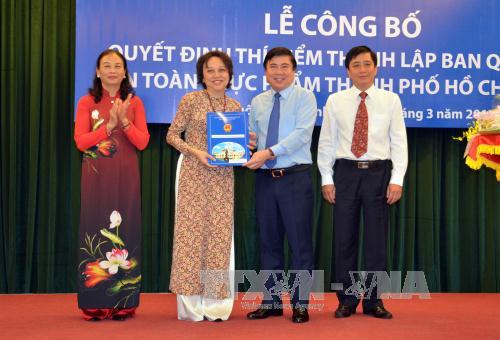 Ông Nguyễn Thành Phong, Chủ tịch UBND TPHCM trao quyết định bổ nhiệm bà Phạm Khánh Phong Lan làm Trưởng Ban Quản lý An toàn thực phẩm TPHCM. Ảnh: TTXVN 