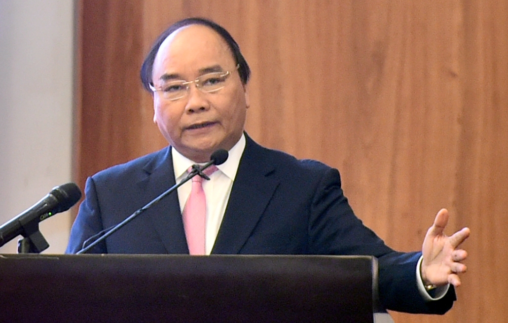  Thủ tướng Nguyễn Xuân Phúc nhắc nhở về tình trạng chính sách ''sớm nắng chiều mưa''. Ảnh: VGP
