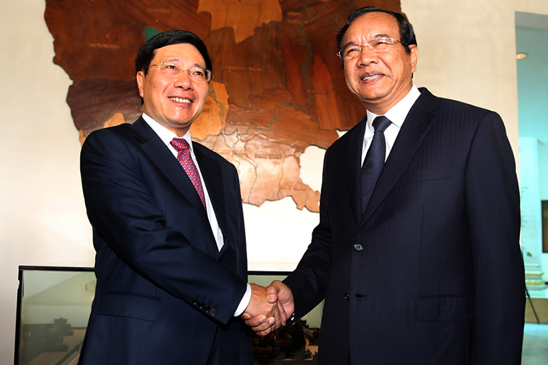 Phó Thủ tướng, Bộ trưởng Ngoại giao Việt Nam Phạm Bình Minh và Bộ trưởng Cao cấp, Bộ trưởng Ngoại giao và Hợp tác quốc tế Campuchia Prak Sokhon. Ảnh: VGP 