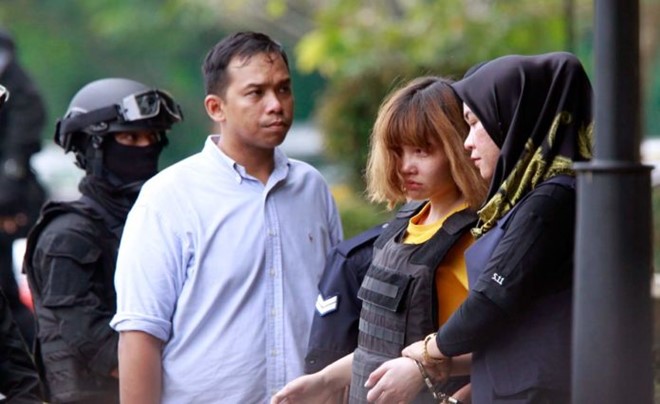  Đoàn Thị Hương (áo vàng) được cảnh sát áp giải ra khỏi tòa án tại Malaysia hôm 1/3. Ảnh: AP