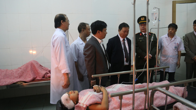  Các nạn nhân vụ tai nạn giao thông ở Hà Nam đang được cấp cứu tại Bệnh viện Đa khoa tỉnh Hà Nam. Ảnh: Trí thức trẻ