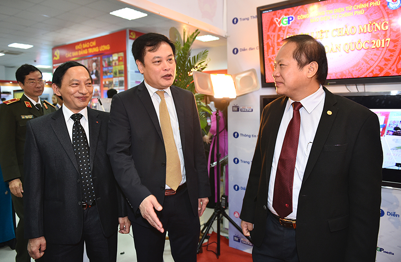 Bộ trưởng Thông tin và Truyền thông Trương Minh Tuấn thăm gian trưng bày của Cổng TTĐT Chính phủ, Báo điện tử Chính phủ. Ảnh: VGP