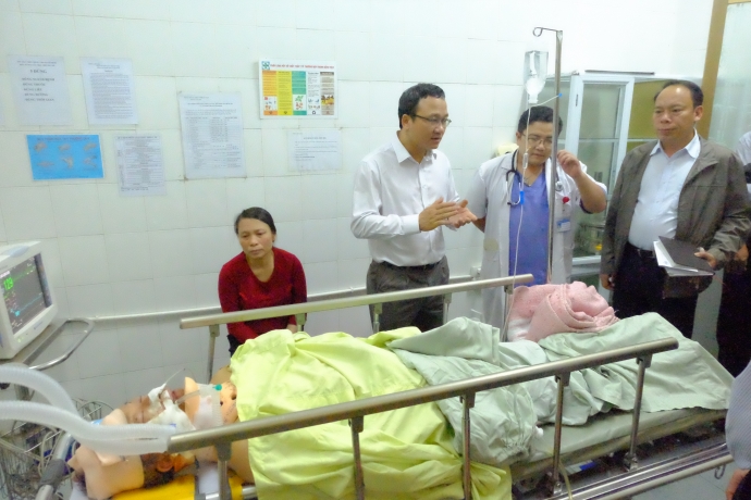  Ông Khuất Việt Hùng đến thăm hỏi nạn nhân vụ tai nạn ở Hà Nam. Ảnh: Báo Giao thông