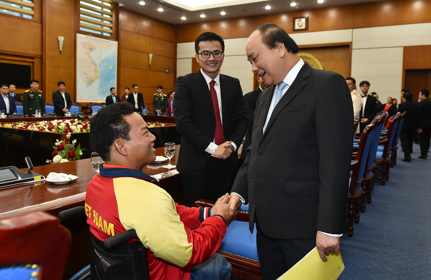  Thủ tướng thăm hỏi VĐV cử tạ Lê Văn Công, VĐV Việt Nam đầu tiên đoạt HCV và lập kỷ lục thế giới tại Paralympics Rio de Janeiro 2016. Ảnh: VGP