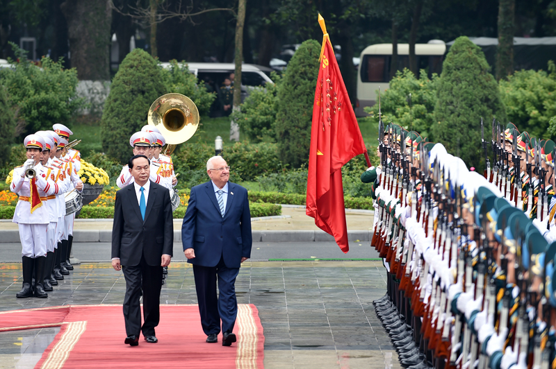 Chủ tịch nước Trần Đại Quang và Tổng thống Nhà nước Israel duyệt đội danh dự. Ảnh: VGP