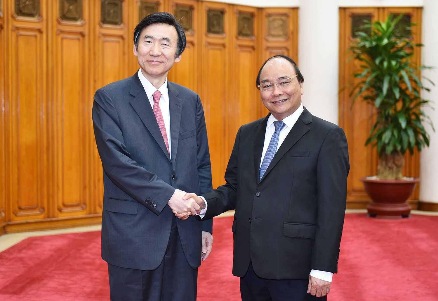  Thủ tướng Nguyễn Xuân Phúc tiếp Bộ trưởng Ngoại giao Hàn Quốc Yun Byung-se. Ảnh: VGP