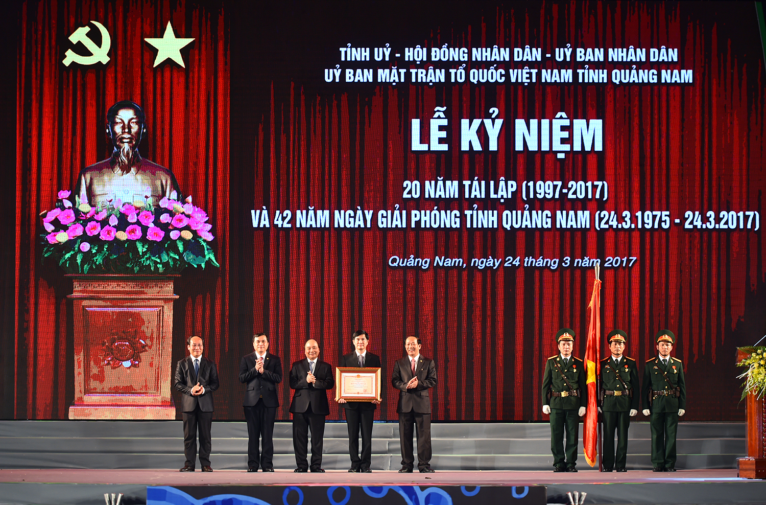 Thủ tướng trao Huân chương Độc lập hạng Nhất cho tỉnh Quảng Nam. - Ảnh: VGP