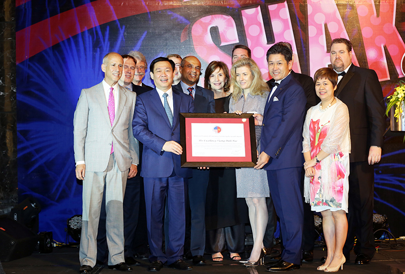  Tại Gala, AmCham đã trao Kỷ niệm chương “Hợp tác vì sự phát triển” cho Phó Thủ tướng Chính phủ Vương Đình Huệ.. Ảnh: VGP
