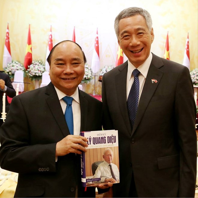  Thủ tướng Lý Hiển Long tặng cuốn sách “Hồi ký Lý Quang Diệu – Câu chuyện Singapore” cho Thủ tướng Nguyễn Xuân Phúc