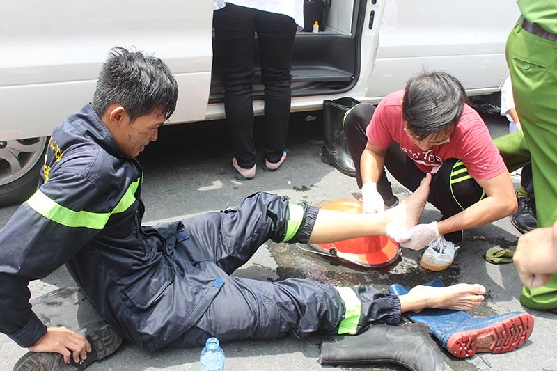  Nhiều Cảnh sát PCCC đã bị thương trong vụ cháy lớn ở Cần Thơ. Ảnh: Vietnamnet