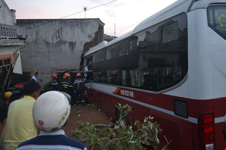  Sau tai nạn, xe khách Thành Bưởi tiếp tục đâm sập nhà dân. Ảnh: Pháp luật TP. Hồ Chí Minh