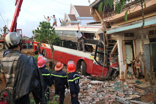  Sau khi xảy ra tai nạn với xa khách Phương Trang, xe Thành Bưởi đã đâm thẳng vào một nhà dân. Ảnh: Tuổi trẻ