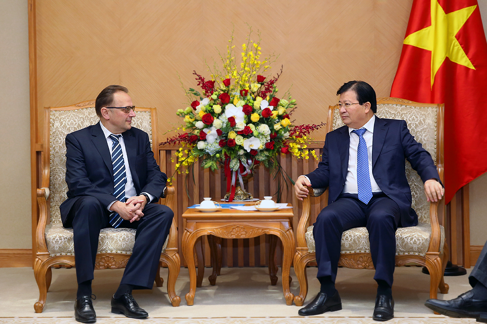 Phó Thủ tướng Trịnh Đình Dũng cho rằng, hai bên cần hợp tác chặt chẽ để triển khai Hiệp định Thương mại tự do Việt Nam-Liên minh kinh tế Á-Âu. Ảnh: VGP
