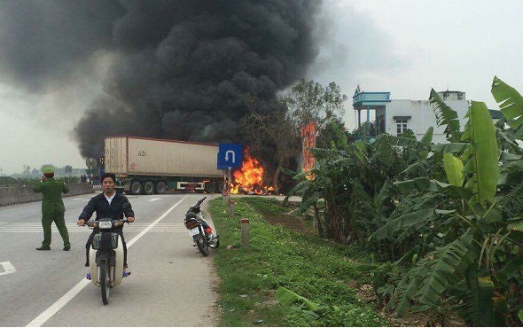  Hiện trường vụ cháy nghiêm trọng sau khi xảy ra tai nạn ở Thanh Hóa. Ảnh: Công lý