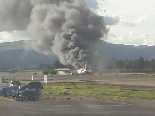  Máy bay chở 141 người trượt khỏi đường băng, bốc cháy dữ dội (Ảnh cắt từ clip/Publimetro)