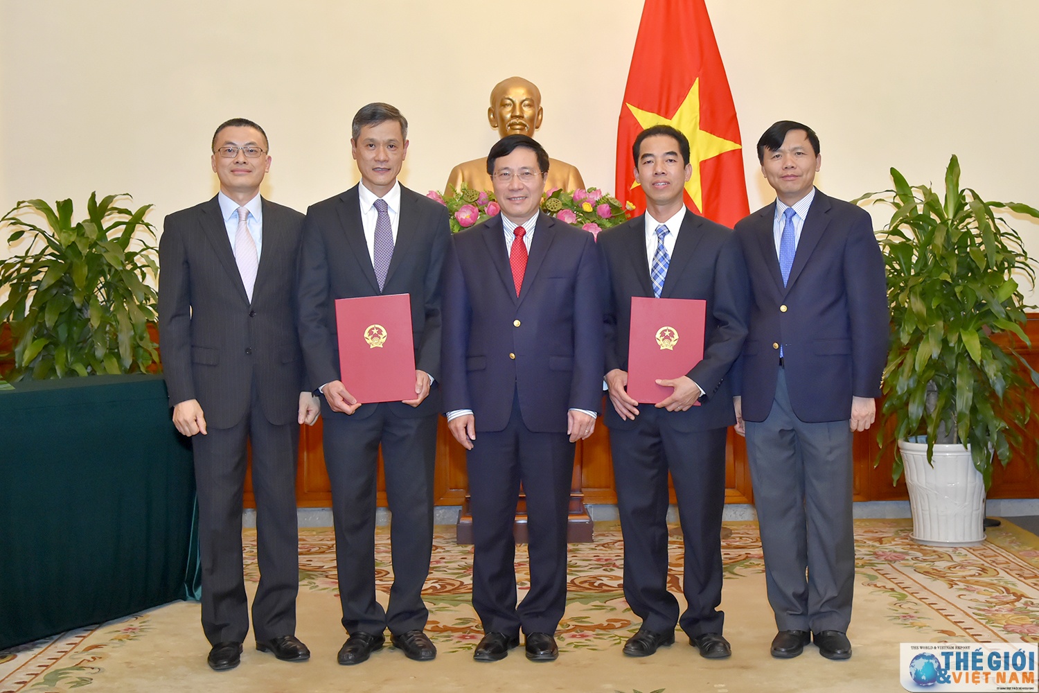  Phó Thủ tướng, Bộ trưởng Ngoại giao Phạm Bình Minh và các nhân sự vừa được bổ nhiệm. Ảnh: báo Quốc tế