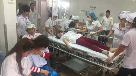  Hơn 40 công nhân đã nhập viện sau giờ ăn trưa nghi do ngộ độc thực phẩm. Ảnh: Tiền Phong