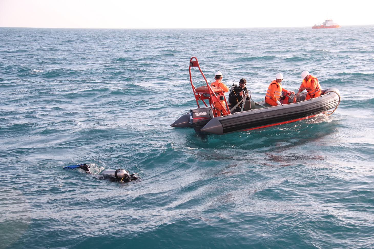 Các thi thể được tìm thấy sẽ được các tàu tìm kiếm đưa vào bờ trong ngày 1/4 để bàn giao cho cơ quan chức năng và gia đình nạn nhân vụ chìm tàu Hải Thành 26. Ảnh: Thanh niên 