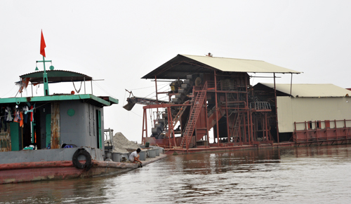 Các dự án khai thác cát trên sông Cầu qua huyện Quế Võ (Bắc Ninh) đã tạm dừng. Tàu cát tập kết, án binh bất động ở tỉnh Bắc Giang. Ảnh: Công an nhân dân