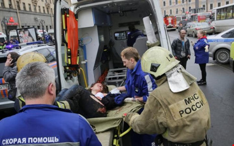  Cấp cứu người bị thương trong vụ nổ tàu điện ngầm ở Nga. Ảnh: Reuters