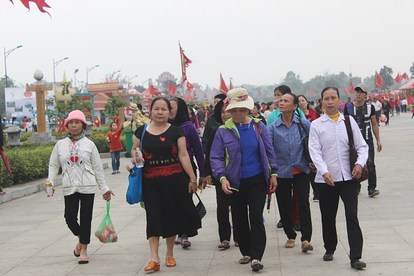  Sáng ngày 9/3, nhiều người dân ở các địa phương đã về Khu di tịch Lịch sử Đền Hùng dự ngày Giỗ Tổ. Ảnh: Ánh Ngân