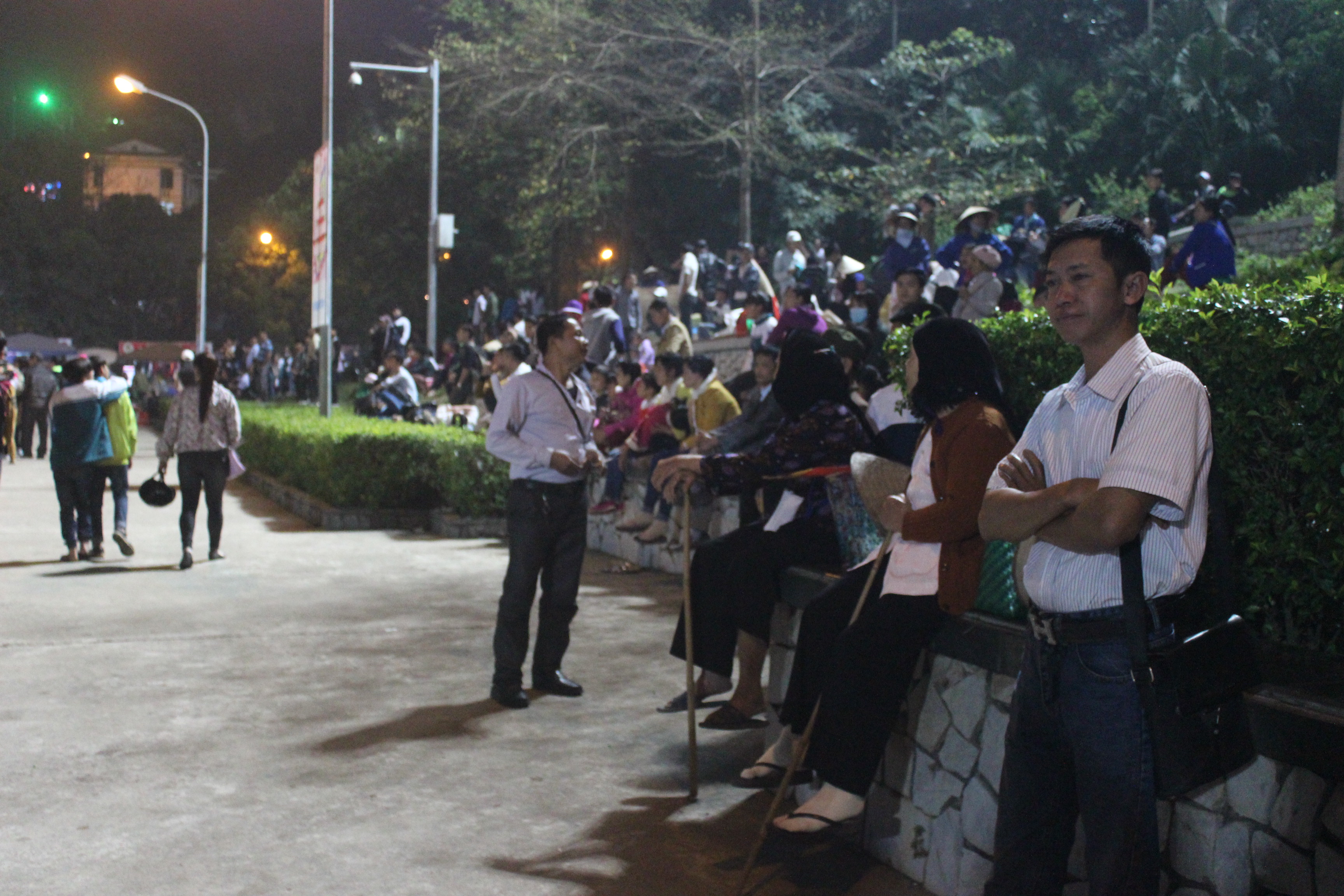  Trong đêm ngày 9/3 rạng sáng ngày 10/3 âm lịch, hàng vạn người dân từ khắp nơi đổ về Đền Hùng để tham dự ngày Giỗ Tổ Vua Hùng. 