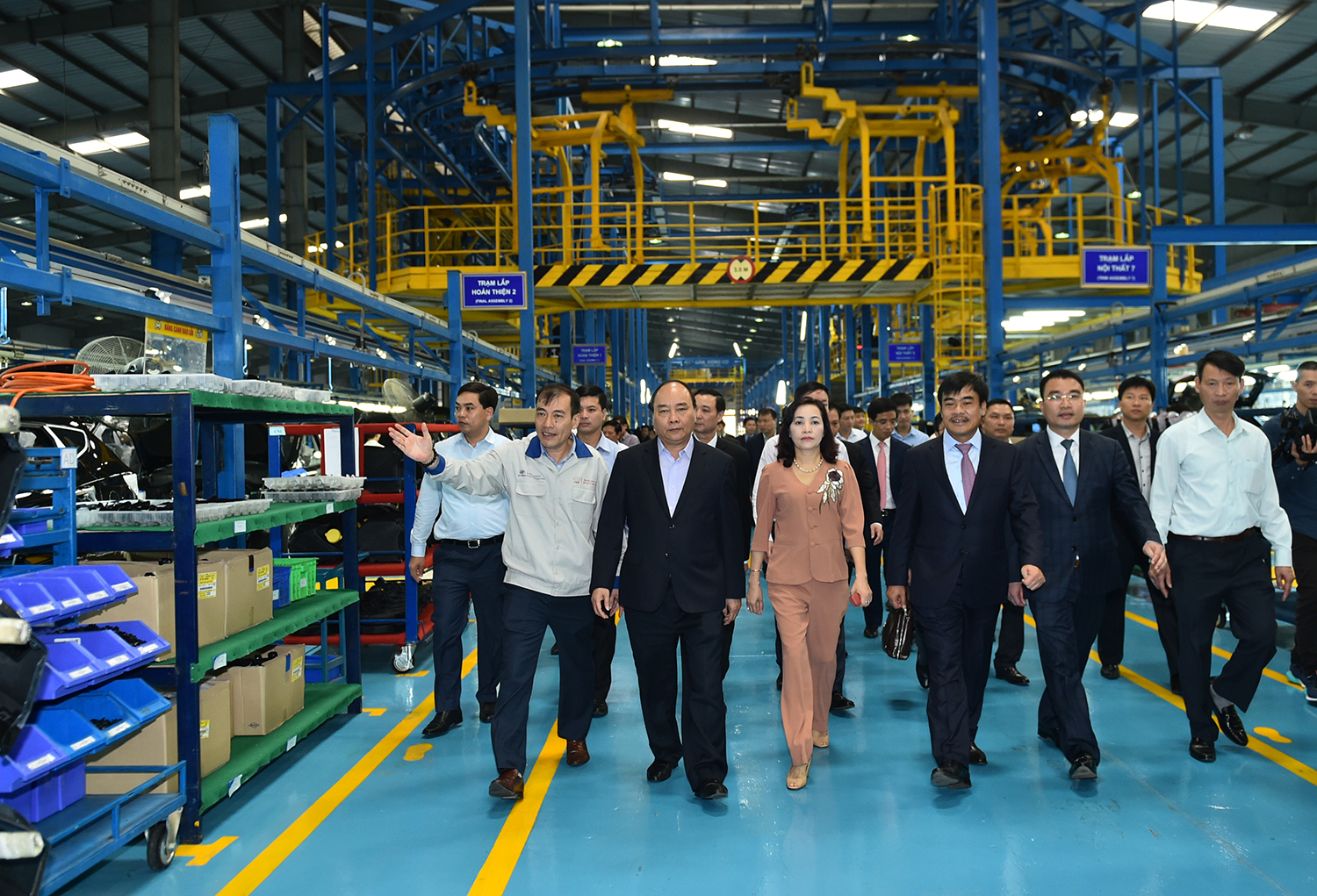  Thủ tướng tham quan dây chuyền sản xuất tại Nhà máy ô tô của Tập đoàn Hyundai Thành Công. Ảnh: VGP