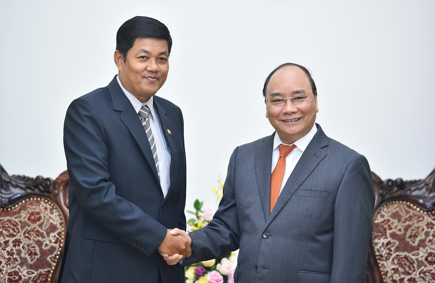  Thủ tướng Chính phủ Nguyễn Xuân Phúc và Đại sứ Myanmar Kyaw Soe Win. Ảnh: VGP