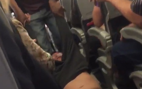  Hành khách bị lôi khỏi máy bay United Airlines hôm 9/4. Ảnh cắt từ clip