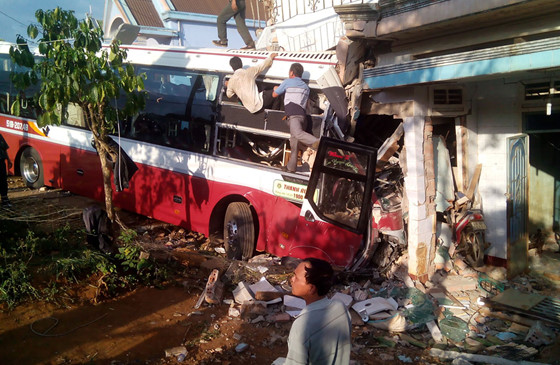  Hiện trường vụ tai nạn xe khách Thành Bưởi và Phương Trang khiến 2 người thương vong. Ảnh: Thanh niên