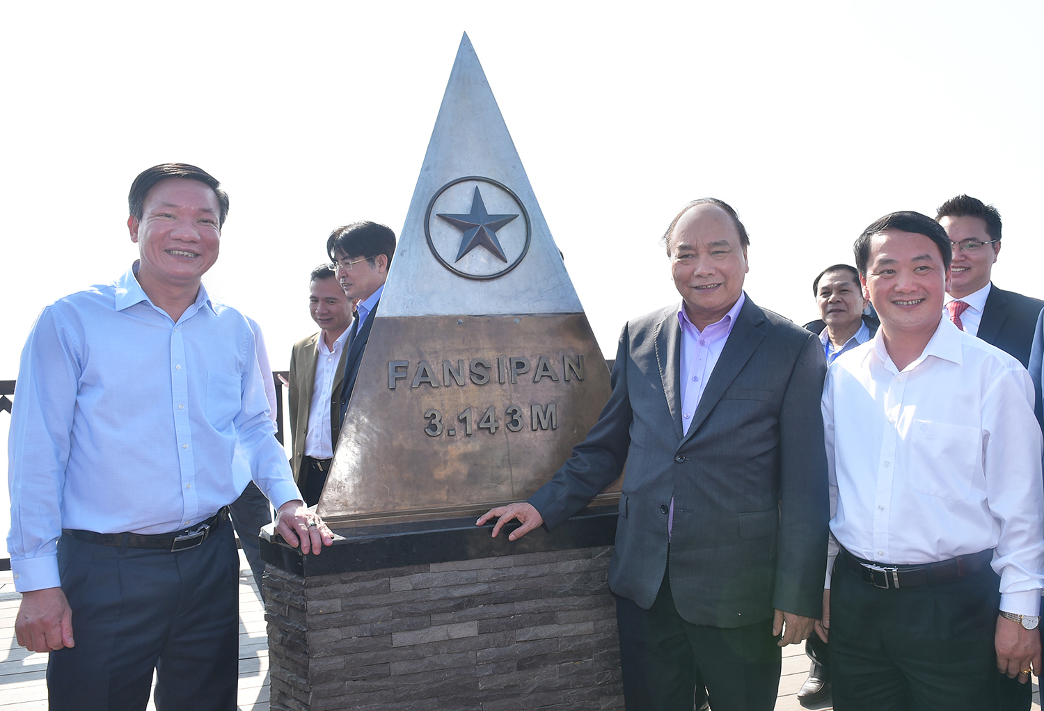  Thủ tướng Nguyễn Xuân Phúc và đoàn công tác thăm đỉnh Fansipan ở độ cao 3.143 m. Ảnh: VGP