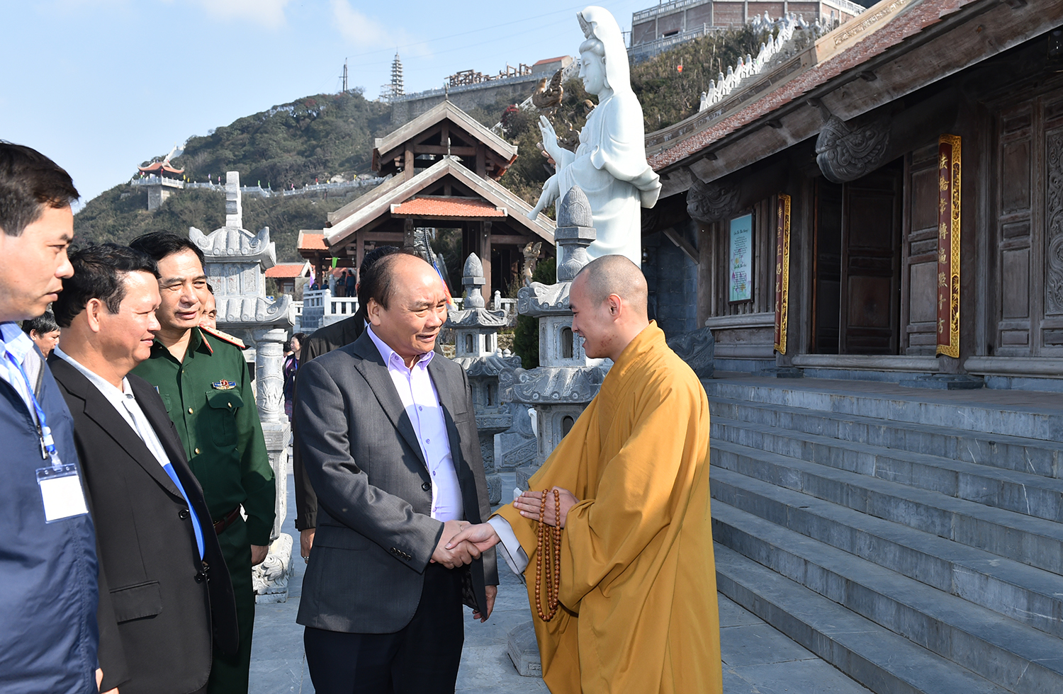  Thủ tướng thăm hỏi trụ trì của Bích Vân Thiền Tự trên dãy Hoàng Liên Sơn. Ảnh: VGP