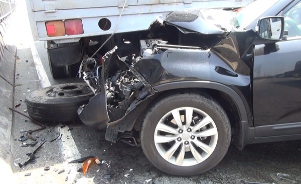  Chiếc xe 7 chỗ bị hư hỏng nặng sau khi gặp tai nạn giao thông. Ảnh: Vietnamnet