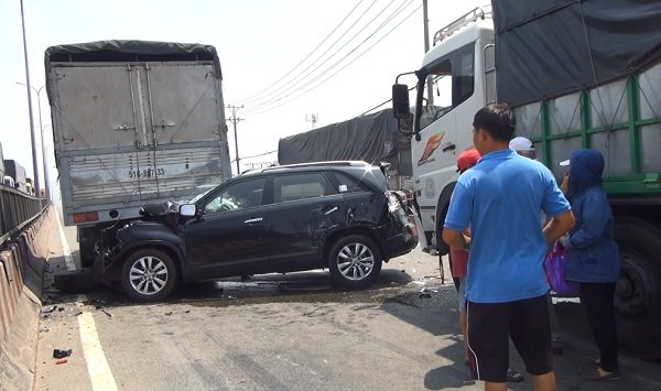 Hiện trường vụ tai nạn giao thông trên quốc lộ 1A. Ảnh: Vietnamnet