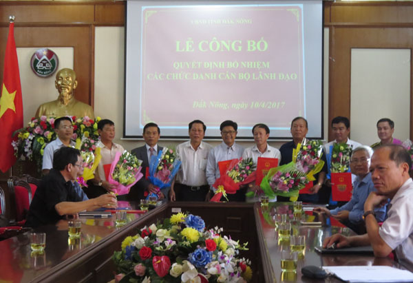  Chủ tịch tỉnh Đắk Nông Nguyễn Bốn trao quyết định và chúc mừng các nhân sự được bổ nhiệm, điều động