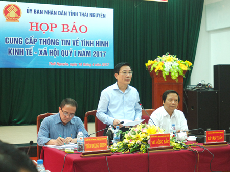  Lãnh đạo tỉnh Thái Nguyên chủ trì cuộc họp báo quý I năm 2017. Ảnh: VGP