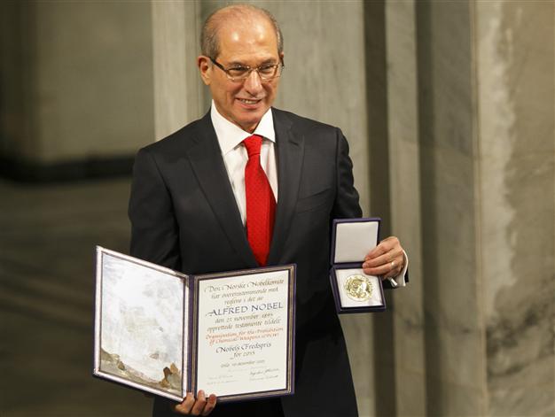 Tổng Giám đốc OPCW Ahmet Üzümcü thay mặt OPCW nhận Giải Nobel Hòa bình năm 2013 