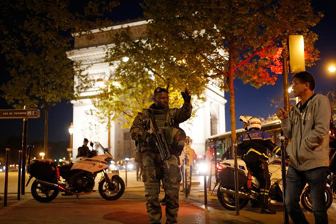  Ngoài lực lượng cảnh sát, các binh sĩ có vũ trang cũng được triển khai trên Đại lộ Champs Elysees sau vụ đấu súng. Ảnh: Reuters