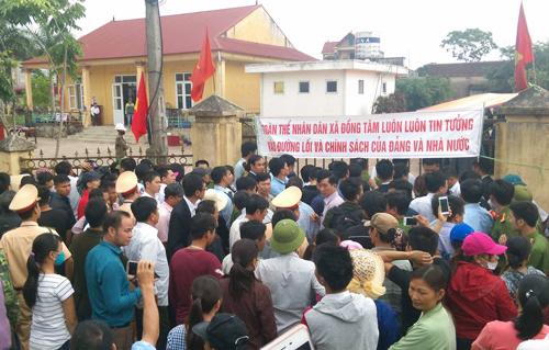 Người dân tụ tập bên ngoài nhà văn hóa nơi còn giữ 19 người để nghe loa phát thanh buổi đối thoại của Chủ tịch Chung. 