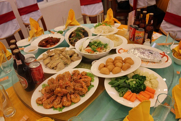 Hầu hết tất cả thức ăn trên bàn tiệc đều là cứu cánh cho cơn đau dạ dày