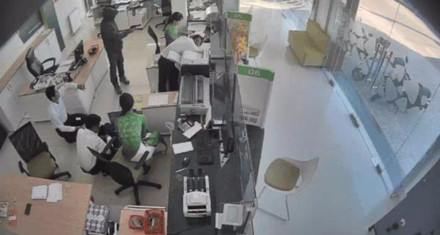 Tên cướp dùng súng khống chế nhân viên ngân hàng Vietcombank. Ảnh cắt từ camera ngân hàng