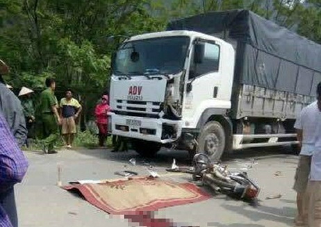  Tai nạn giao thông: Hai thanh niên chết thảm sau va chạm với xe tải. Ảnh: Pháp luật TP. Hồ Chí Minh