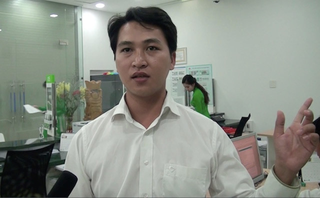 Anh Huỳnh Thanh Sang - nhân viên ngân hàng kể lại giây phút tên cướp đột nhập. Ảnh: Tuổi trẻ