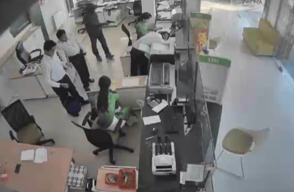 Hiện trường vụ cướp ngân hàng ở Trà Vinh. Ảnh cắt từ camera