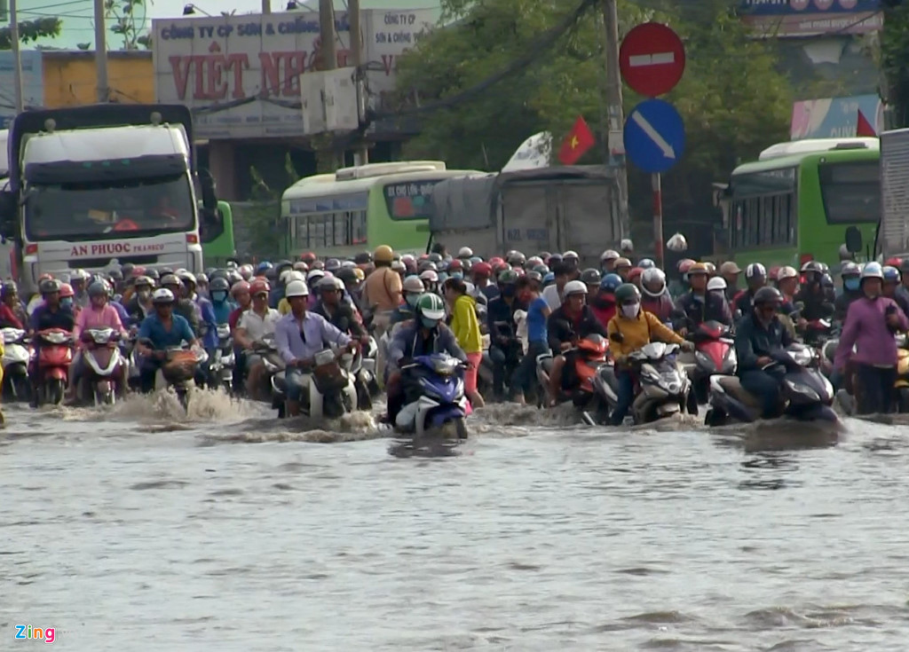  Gần 10h, nhiều nơi nước vẫn còn ngập, giao thông vẫn tắc nghẽn khiến dòng người về quê nghỉ lễ khốn đốn. Ảnh: Zing.vn